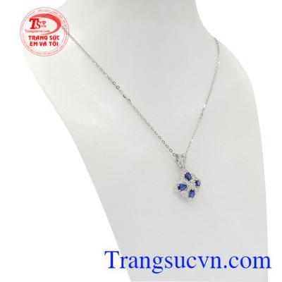 Bộ trang sức Sapphire vàng trắng tôn lên vẻ hiện đại, nữ tính cho người đeo.