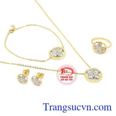 Bộ trang sức vàng 10k Korea co thể kết hợp với nhiều loại trang phục.