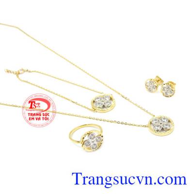 Bộ trang sức vàng 10k Korea toát lên vẻ đẹp hiện đại nhưng cũng rất nữ tính.