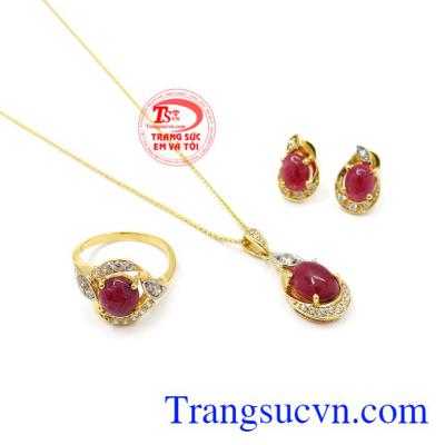 Bộ trang sức vàng Ruby hiện đại có giấy kiểm định đá quý uy tín.
