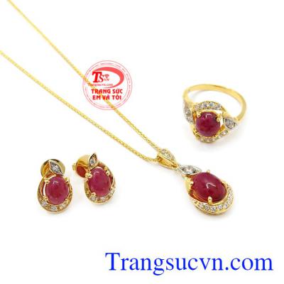 Bộ trang sức vàng Ruby hiện đại là bộ sản phẩm làm tôn lên vẻ đẹp của phái nữ.