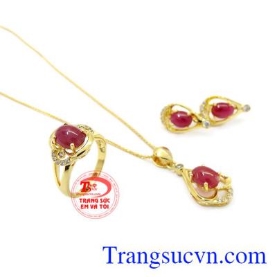 Bộ trang sức vàng Ruby quý phái có thể làm quà tặng cho người thương vào những dịp đặc biệt.