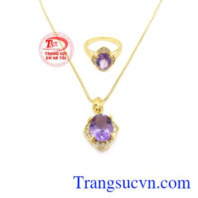 Bộ trang sức vàng thạch anh tím là bộ sản phẩm được chế tác từ đá thạch anh tím thiên nhiên.