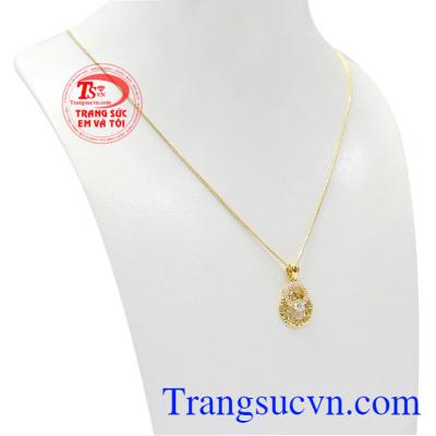 Bộ trang sức xinh đẹp 18k được chế tác từ vàng tây sáng bóng, bền đẹp. 