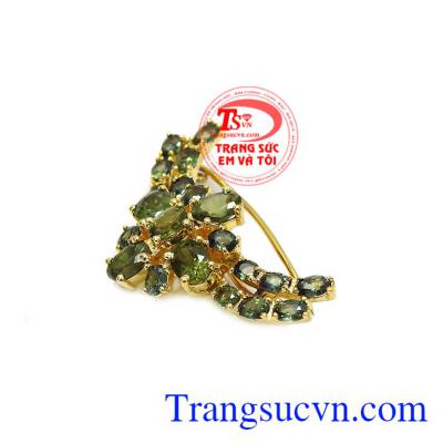 Ghim cài áo giúp cho người dùng trở nên nổi bật và giúp cho trang phục của bạn càng hoàn hảo hơn. Cài áo sapphir quý phái