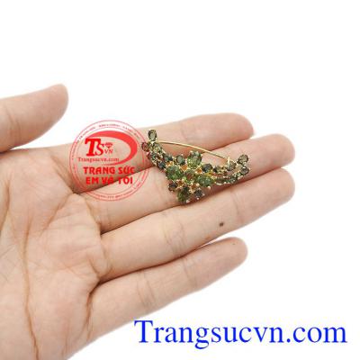 Sản phẩm kết hợp vàng tây và sapphir thiên nhiên hợp phong thủy. Cài áo sapphir quý phái