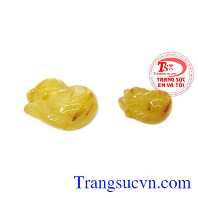 Cặp hồ ly thạch anh tóc thiên nhiên được chạm khắc tinh tế và hợp phong thủy. 