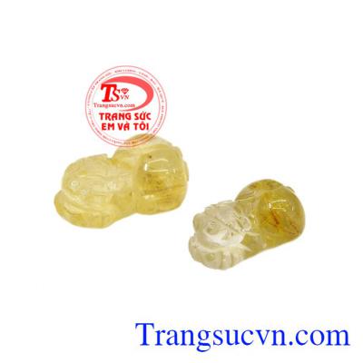 Cặp tỳ hưu thạch anh tóc thịnh vượng được chạm khắc từ thạch anh tóc thiên nhiên tinh tế. 