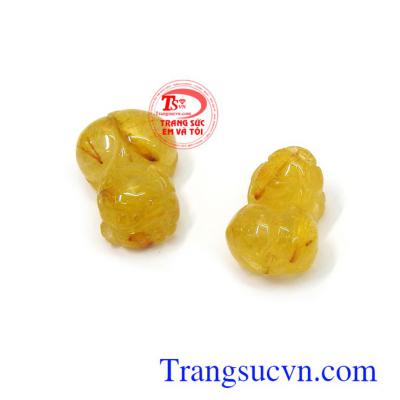 Sự kết hợp giữa tỳ hưu và thạch anh tóc vàng là sự liên kết của tiền tài và quyền lực, tăng thêm may mắn cho người đeo Cặp tỳ hưu thạch anh tóc vàng may mắn