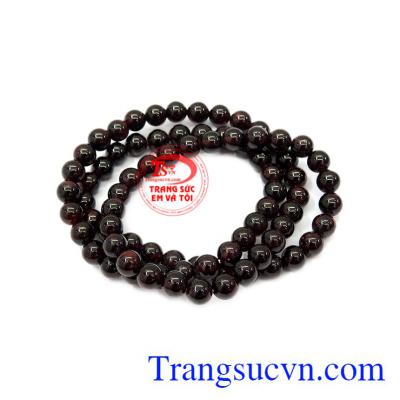 Chuỗi Garnet thiên nhiên phù hợp với nhiều kiểu quần áo.