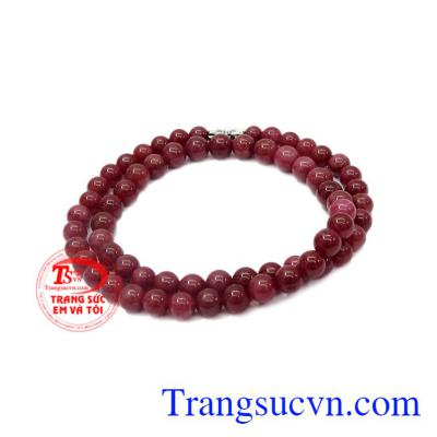 Chuỗi hạt đeo cổ Ruby có thể kết hợp với nhiều kiểu trang phục.