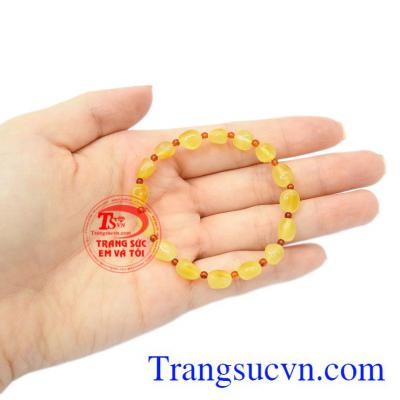 Đá hổ phách (Amber) phù hợp với những người mệnh thổ và kim. Chuỗi tay hổ phách bé xinh