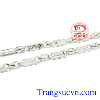 Dây chuyền bạc không chỉ có tác dụng cản gió bảo vệ sức khỏe mà còn tạo nên phong cách riêng của người dùng. Dây chuyền bạc nam thời trang