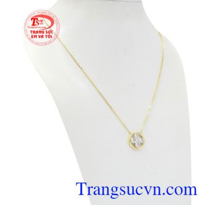 Dây chuyền nữ hoa vàng 10k Korea xinh xắn tôn lên vẻ dịu dàng, tinh tế của phái đẹp.