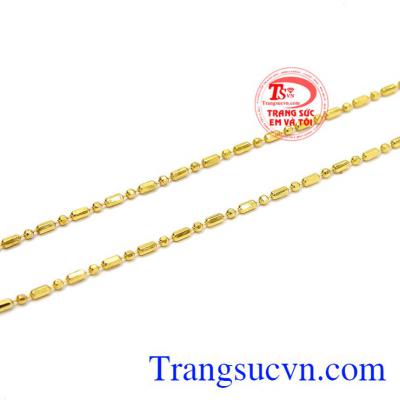 Nhờ vào các chi tiết phay trên dây chuyền mà giúp cho sản phẩm trở nên hấp dẫn và lấp lánh hơn. Dây chuyền nữ lấp lánh