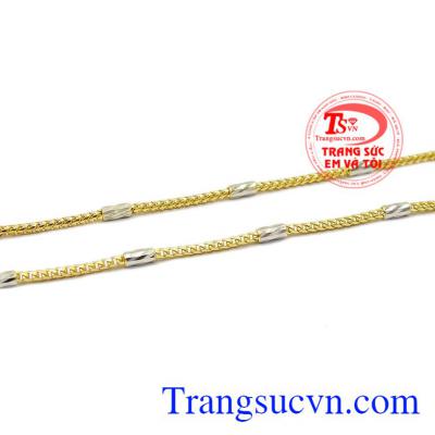 Sản phẩm kết hợp vàng tây và vàng trắng tạo điểm nhấn cho sản phẩm. Dây chuyền nữ quyền lực