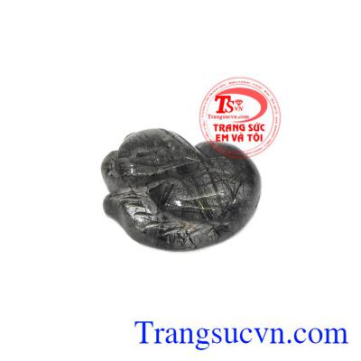 Hồ ly thạch anh tóc đen đẹp được chạm khắc từ thạch anh tóc đen thiên nhiên. 