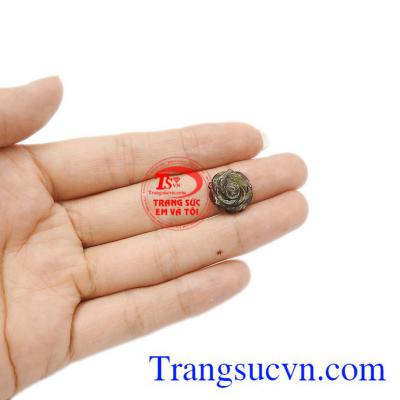 Sản phẩm được chạm khắc tinh tế và sang trọng, quyến rũ. Hoa hồng sapphir vĩnh cửu