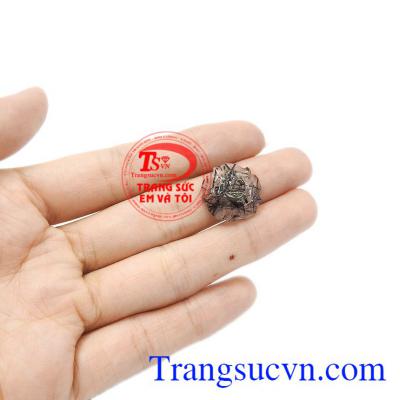 Sản phẩm vừa mang nét hiện đại, tinh tế và quyến rũ khiến cho bất cứ ai nhìn cũng đều bị hấp dẫn. Hoa hồng thạch anh tóc đen tinh tế