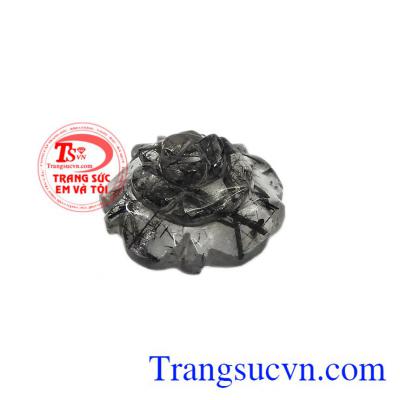 Hoa hồng thạch anh tóc đen tinh tế là lựa chọn hoàn hảo để làm mặt dây. 