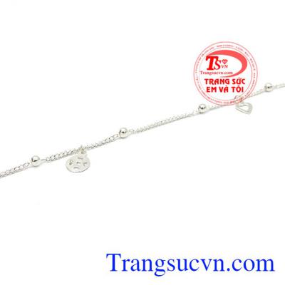 Lắc chân đẹp sẽ càng khiến đôi chân của bạn gái thêm đẹp hơn. Lắc chân bạc hạnh phúc