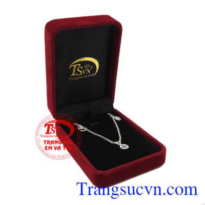 Lắc chân thích hợp với nhiều trang phục, có thể làm quà tặng cho người thân và bạn bè. Lắc chân bạc nữ đáng yêu.