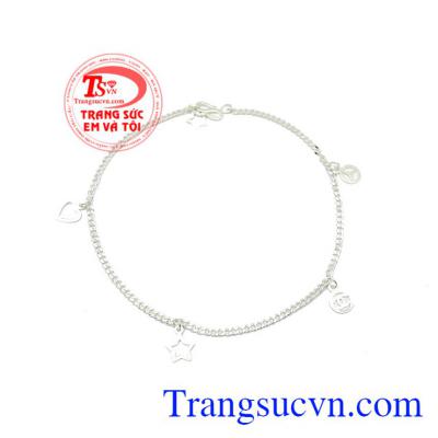 Lắc chân bạc nữ may mắn giúp bảo vệ sức khỏe người dùng và mang lại vẻ đẹp tinh tế.