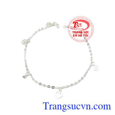 Lắc chân bạc nữ phong cách mang phong cách dịu dàng, tinh tế và nữ tính. 