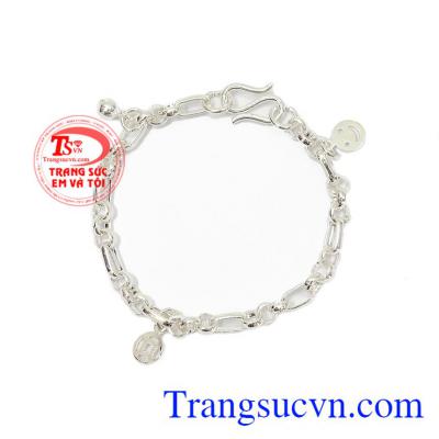 Với thiết kế đơn giản nhưng vẫn không kém phần đáng yêu dành cho các bé nhiều độ tuổi,Lắc tay bạc cho bé xinh xắn