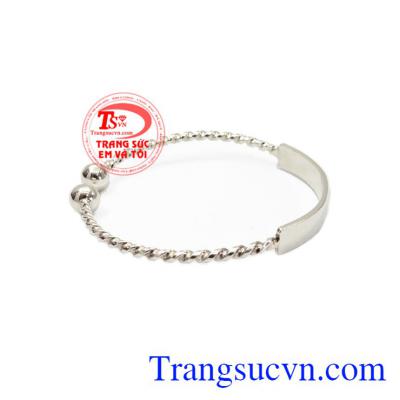 Vòng tay được thiết kế đơn giản nhưng không kém phần độc đáo,Lắc tay bạc cho trẻ em