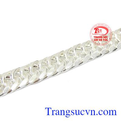 Thiết kế năng động giúp cho phái nam có thể kết hợp cùng nhiều trang phục và phụ kiện khác nhau. Lắc tay bạc nam công tử