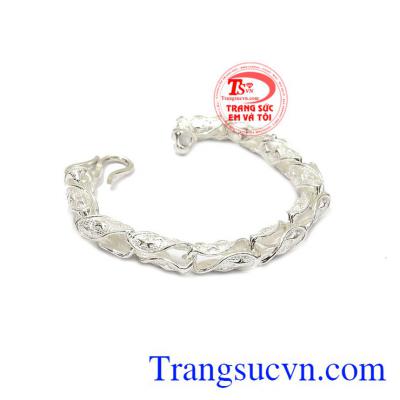 Lắc tay bạc nam độc đáo trong thiết kế mang lại một sản phẩm ấn tượng. 