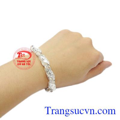 Chiếc lắc tay mang cá tính riêng. Lắc tay bạc nam độc đáo.