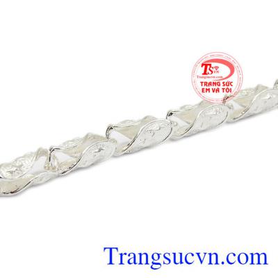 Các chi tiết được thiết kế tinh tế nhưng không kém phần mạnh mẽ thể hiện phong cách của đấng mày râu. Lắc tay bạc nam độc đáo.