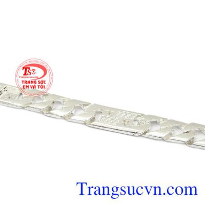 Lắc tay có thể kết hợp với nhiều trang phục khác nhau. Lắc tay bạc nam mạnh mẽ