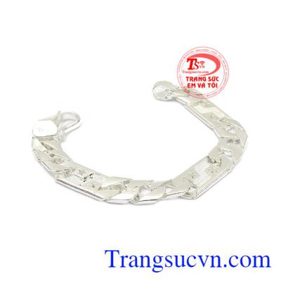 Lắc tay bạc nam mạnh mẽ mang nét khỏe khoắn, chắc chắn giúp phái mạnh luôn tự tin và thể hiện cá tính. 
