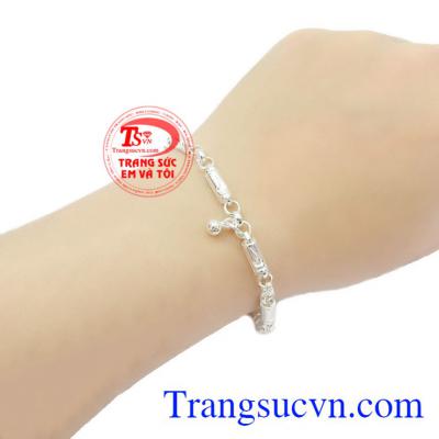Sản phẩm được rất nhiều bậc phụ huynh yêu thích và lựa chọn cho các bé,Lắc tay bạc trẻ em khỏe khoắn