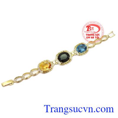 Sự kết hợp hài hòa mang đển vẻ sang trọng và quý phái. Lắc tay đá quý sang trọng