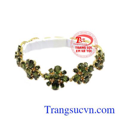 Lắc tay sapphir quý phái là sự kết hợp từ sapphir thiên nhiên cùng vàng tây 14k.