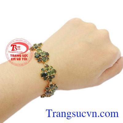 Sapphir thiên nhiên là biểu tượng của tình yêu, của hôn nhân bền vững. Lắc tay sapphir quý phái