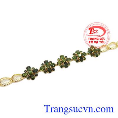 Thiết kế sang trọng, tinh tế mang đến nét quý phái cho người dùng. Lắc tay sapphir quý phái