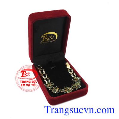 Hãy dành tặng cho người thân của bạn món quà ý nghĩa này. Lắc tay sapphir quý phái.
