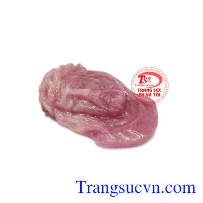 Mặt Chúa Giê-su nhân từ được chạm khắc từ ruby thiên nhiên tinh tế và sinh động.