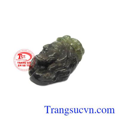 Các đường nét, các chi tiết đều được chạm khắc cách tinh tế và tỉ mỉ làm cho sản phẩm càng thêm ấn tượng. Mặt Chúa Giê-su sapphir thiên nhiên