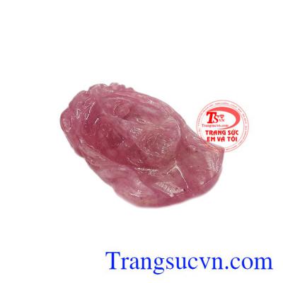 Mặt Chúa Giê-su yêu thương chạm khắc từ ruby thiên nhiên.
