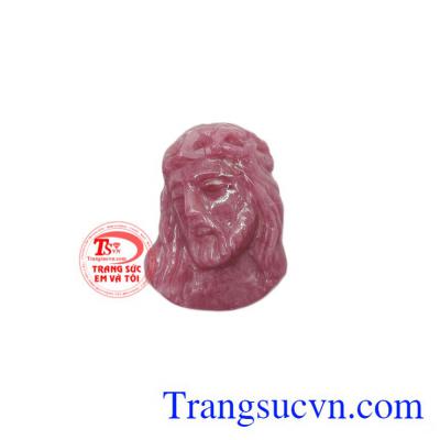 Mặt chúa ruby thiên nhiên được chạm khắc hình chúa đẹp mắt, tỉ mỉ.