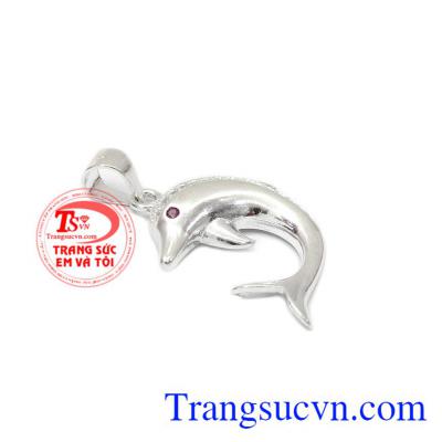 Mặt dây bạc cá heo được kết hợp từ bạc và đá cz tạo độ lấp lánh.