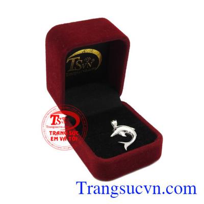 Sản phẩm là món quà ý nghĩa để dành tặng cho người thân yêu của bạn. Mặt dây bạc cá heo.