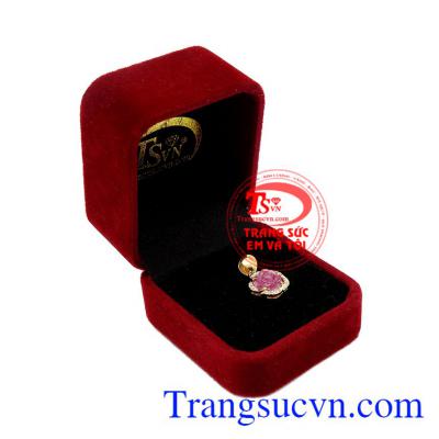 Ruby còn là tượng trưng cho Mặt Trời, quyền lực, tự do, may mắn và vui vẻ, vì vậy là lá bùa may mắn không thể thiếu của nhiều người,Mặt dây chuyền Ruby vàng 14k