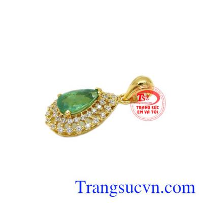 Mặt dây Emerald thiên nhiên có thể kết hợp với dây chuyền vàng.